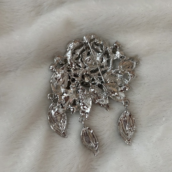 Large Rhinestone rose statement brooch - Picture 4 of 5